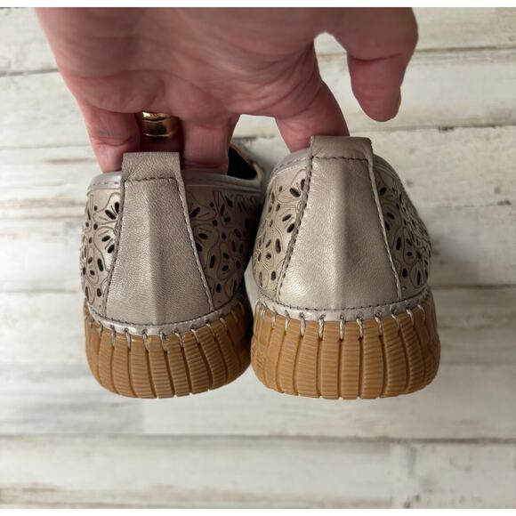 Spring Step taupe beige floral cutout loafers NEW sz 37/7 - Picture 3 of 5